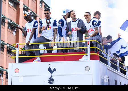 Londres, Royaume-Uni. 23 mai 2025. Joueurs de Tottenham Hotspur dans le bus de l'équipe à toit ouvert pendant le défilé des vainqueurs de l'Europa League dans le nord de Londres. Le crédit photo devrait se lire comme suit : Matt Crossick/Empics/Alamy Live News Banque D'Images