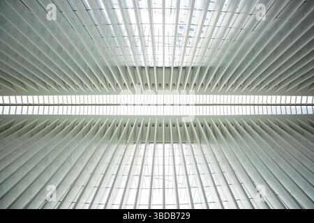 Beau design pour l'Oculus à New York City qui fait partie du Mémorial de 9/11 et est aussi une gare Banque D'Images