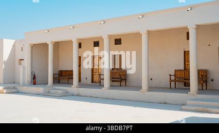 RAS Al Khaimah, eau – 14.04.2025 : la ville côtière désertique (ville fantôme) de Jazeera Al Hamra comprend un fort, trois écoles, un marché en plein air et des mosquées nichées entre des centaines de villas. Photo de haute qualité Banque D'Images