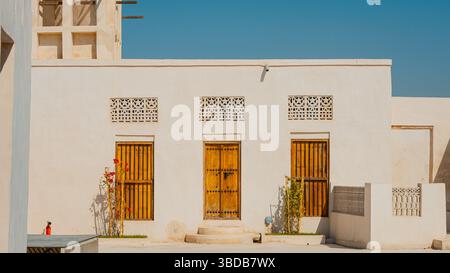 RAS Al Khaimah, eau – 14.04.2025 : la ville côtière désertique (ville fantôme) de Jazeera Al Hamra comprend un fort, trois écoles, un marché en plein air et des mosquées nichées entre des centaines de villas. Photo de haute qualité Banque D'Images
