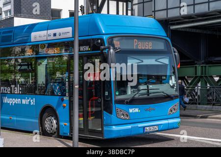 Parking bus pendant les pauses, au-dessus de la gare routière centrale, bus WSW, à la gare principale, Wuppertal, Rhénanie du Nord-Westphalie, Allemagne Banque D'Images
