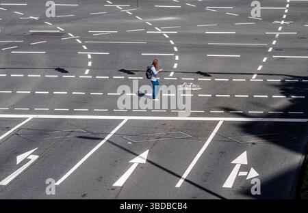 Marquages à une intersection routière à plusieurs voies, voies pour les véhicules en virage, piétons, cyclistes, automobilistes, flèches de direction, ombres du feu tricolore p Banque D'Images