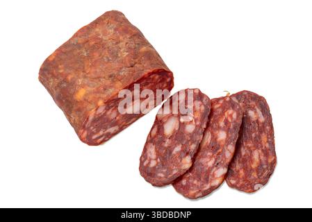 Soppressata entier et tranché salami épicé italien typique également appelé spianata isolé sur blanc avec chemin de coupe inclus Banque D'Images
