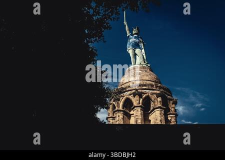 Detmold, Allemagne. 23 mai 2025. La plus haute statue d'Allemagne, le Hermannsdenkmal - construit en 1875 comme symbole de la résistance contre Rome et de la rivalité française du XIXe siècle - porte maintenant le maillot d'Arminia Bielefeld pour soutenir la toute première finale de la DFB Cup du club à son 120e anniversaire, contre le VfB Stuttgart. Crédit : Matthias Oesterle/Alamy Live News Banque D'Images