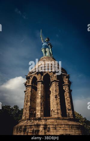 Detmold, Allemagne. 23 mai 2025. La plus haute statue d'Allemagne, le Hermannsdenkmal - construit en 1875 comme symbole de la résistance contre Rome et de la rivalité française du XIXe siècle - porte maintenant le maillot d'Arminia Bielefeld pour soutenir la toute première finale de la DFB Cup du club à son 120e anniversaire, contre le VfB Stuttgart. Crédit : Matthias Oesterle/Alamy Live News Banque D'Images