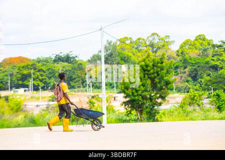 Une collection unique de photographies urbaines capturant la tension entre la technologie et la vie quotidienne : des scènes de rue franches figées dans l'instant présent. Banque D'Images
