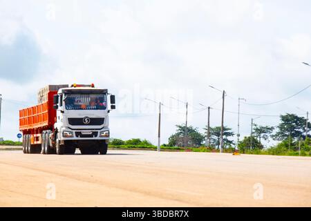 Une collection unique de photographies urbaines capturant la tension entre la technologie et la vie quotidienne : des scènes de rue franches figées dans l'instant présent. Banque D'Images