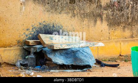 Une collection unique de photographies urbaines capturant la tension entre la technologie et la vie quotidienne : des scènes de rue franches figées dans l'instant présent. Banque D'Images