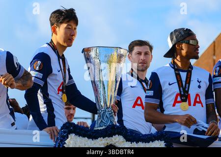 Londres, Royaume-Uni. 23 mai 2025. Son Heung-min tient le trophée de l'UEFA Europa League. Des milliers de fans de football de Tottenham Hotspur ont sillonné les rues ornées de drapeaux lors d'un défilé de bus à toit ouvert entre Enfield Green et White Hart Lane célébrant l'équipe qui a remporté l'Europa League. Crédit : onzième heure photographie/Alamy Live News Banque D'Images