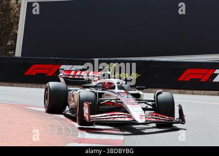 Monaco, Principauté de Monaco. 24 mai 2025. Esteban Ocon (FRA) - Haas F1 Team - Haas VF-25 - Ferrari Esteban Ocon (FRA) - Haas F1 Team - Haas VF-25 - Ferrari pendant vendredi séance d'essais libres de formule 1 Tag Heurer Grand Prix de Monaco 2025 à Monte Carlo (MC), mai 23-25 2025 crédit : Independent photo Agency/Alamy Live News Banque D'Images