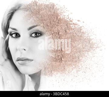 Woman face fabriqué à partir de poudre friable isolé sur fond blanc Banque D'Images