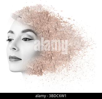 Woman face fabriqué à partir de poudre friable isolé sur fond blanc Banque D'Images