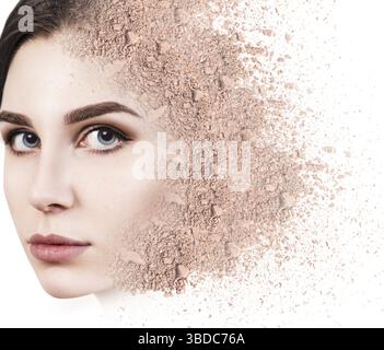 Jeune femme visage fait de poudre friable isolé sur fond blanc Banque D'Images