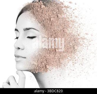 Woman face fabriqué à partir de poudre friable isolé sur fond blanc Banque D'Images
