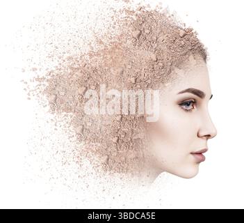 Jeune femme visage fait de poudre friable isolé sur fond blanc Banque D'Images