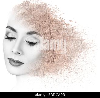 Woman face fabriqué à partir de poudre friable isolé sur fond blanc Banque D'Images
