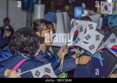SÉOUL, Corée du Sud, 19 novembre 2016 un groupe de manifestants devant la gare de Séoul se réunit contre la destitution du président Park Geun-hye Banque D'Images