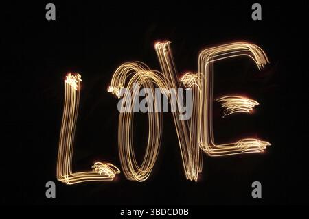 Le mot AMOUR écrit avec lumière Banque D'Images