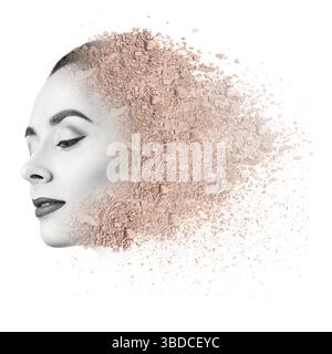 Woman face fabriqué à partir de poudre friable isolé sur fond blanc Banque D'Images