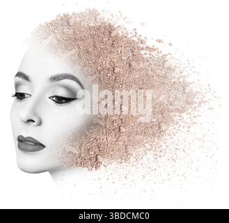 Woman face fabriqué à partir de poudre friable isolé sur fond blanc Banque D'Images