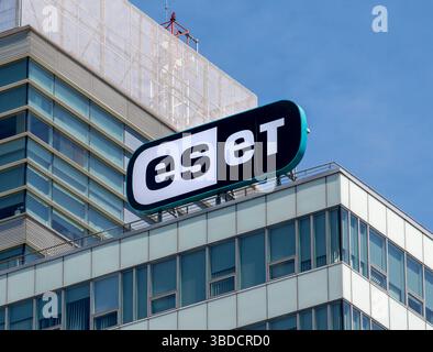Bratislava, Slovaquie - 10 mai 2025 : panneau ESET sur le bâtiment. ESET est une société de logiciels spécialisée dans la cybersécurité. Banque D'Images