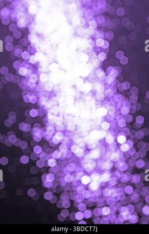 Arrière-plan : points lumineux violets brouillés arrière-plan : points lumineux violets brouillés Banque D'Images