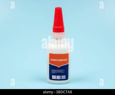 Colle à base de résine aliphatique. Colle à bois spécialisée. Fournit des liaisons solides pour les projets de menuiserie, souvent préféré pour l'assemblage de meubles en raison de sa durabilité supérieure. Banque D'Images