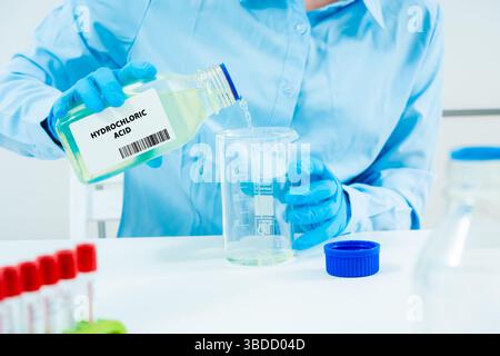 Acide chlorhydrique. Acide fort utilisé dans le décapage de l'acier, la transformation des aliments et la fabrication chimique. Banque D'Images