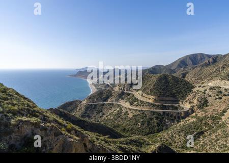 Route de montagne sinueuse pittoresque sur la Costa de Almeria in Sud de l'Espagne Banque D'Images