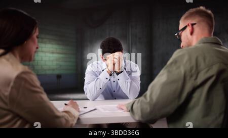 Défendre Un client dans une salle d'interrogatoire, avocat de la défense criminelle. Banque D'Images