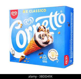 Murs classico vanille et cornetto aromatisé au chocolat dans un paquet contenant six cônes de galette de crème glacée de 360 g. Banque D'Images