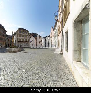 Suisse - 28 août 2019 : vue sur la place Burgplatz et la fontaine historique de la vieille ville pittoresque de Bienne Banque D'Images