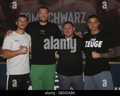 Les boxeurs Ardian Krasniqi, Tom Schwarz, Tyron Zeuge avec le promoteur Burim Sylejmani de l'écurie de boxe de Magdebourg Fides lors de la conférence de presse DU Banque D'Images
