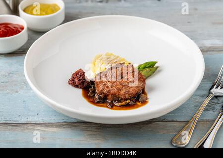 Filet de bœuf grillé avec purée de pommes de terre, légumes et sauce Banque D'Images