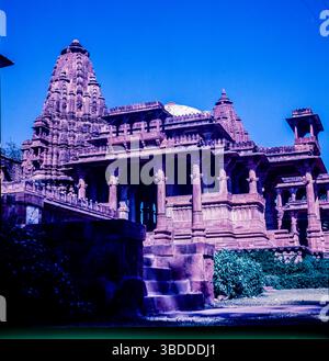 Célèbre cenotaphs royal, le Mandore Garden est situé à seulement 9 kilomètres de Jodhpur. Parc paysagé et pittoresque avec monuments de la tombe, un temple, des statues et les ruines de Mandore. charmante collection de temples et monuments commémoratifs, et ses terrasses de rochers. En 1427 Mandore sous le règne de Rao Rinmal Rathore. Banque D'Images