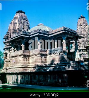 Célèbre cenotaphs royal, le Mandore Garden est situé à seulement 9 kilomètres de Jodhpur. Parc paysagé et pittoresque avec monuments de la tombe, un temple, des statues et les ruines de Mandore. charmante collection de temples et monuments commémoratifs, et ses terrasses de rochers. En 1427 Mandore sous le règne de Rao Rinmal Rathore. Banque D'Images