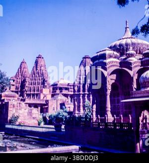 Célèbre cenotaphs royal, le Mandore Garden est situé à seulement 9 kilomètres de Jodhpur. Parc paysagé et pittoresque avec monuments de la tombe, un temple, des statues et les ruines de Mandore. charmante collection de temples et monuments commémoratifs, et ses terrasses de rochers. En 1427 Mandore sous le règne de Rao Rinmal Rathore. Banque D'Images