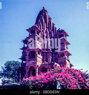 Célèbre cenotaphs royal, le Mandore Garden est situé à seulement 9 kilomètres de Jodhpur. Parc paysagé et pittoresque avec monuments de la tombe, un temple, des statues et les ruines de Mandore. charmante collection de temples et monuments commémoratifs, et ses terrasses de rochers. En 1427 Mandore sous le règne de Rao Rinmal Rathore. Banque D'Images