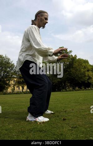 Homme faisant du Qi Gong dans le parc, Bad Kissingen, homme faisant du Qi Gong exercice dans le parc, Bad Kissingen, Bavière, Allemagne Banque D'Images