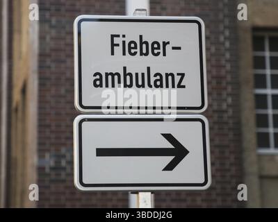 Wegweiser zur Fieberambulanz Magdeburg in Saxe-Anhalt in Corona COVID-19 SARS-CoV-2 Pandemie 2020, Guide de la clinique de fièvre Magdeburg in Saxe-an Banque D'Images