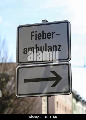 Wegweiser zur Fieberambulanz Magdeburg in Saxe-Anhalt in Corona COVID-19 SARS-CoV-2 Pandemie 2020, Guide de la clinique de fièvre Magdeburg in Saxe-an Banque D'Images