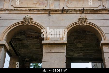 Une villa austro-hongroise historique de la fin du 19ème au début du 20ème siècle à Pula, Croatie. Ce bâtiment néoclassique dispose d'une loggia, de masques en trapèze, d'arches Banque D'Images