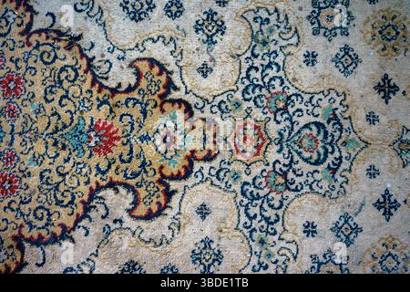 Détails de la texture et du motif d'un vieux tapis décoratif. Banque D'Images