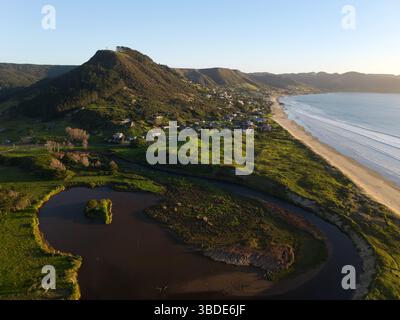 Vue aérienne d'Ahipara et de l'extrémité sud de la plage de Ninety Mile à Northland, Nouvelle-Zélande Banque D'Images