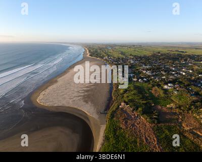 Vue aérienne d'Ahipara et de l'extrémité sud de la plage de Ninety Mile à Northland, Nouvelle-Zélande Banque D'Images