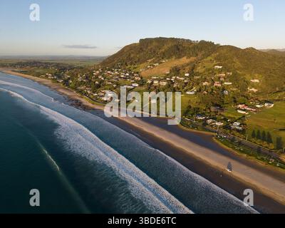 Vue aérienne d'Ahipara et de l'extrémité sud de la plage de Ninety Mile à Northland, Nouvelle-Zélande Banque D'Images