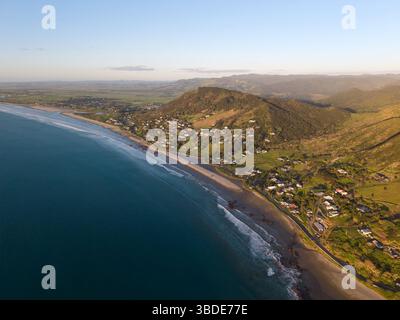 Vue aérienne d'Ahipara et de l'extrémité sud de la plage de Ninety Mile à Northland, Nouvelle-Zélande Banque D'Images