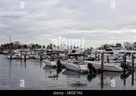 Sarasota FL - 4 novembre 2024 : bateaux à Downtown Mariana situé à Sarasota Floride Banque D'Images