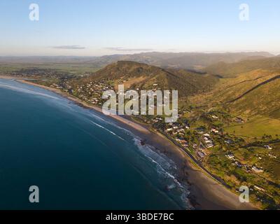 Vue aérienne d'Ahipara et de l'extrémité sud de la plage de Ninety Mile à Northland, Nouvelle-Zélande Banque D'Images