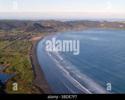 Vue aérienne d'Ahipara et de l'extrémité sud de la plage de Ninety Mile à Northland, Nouvelle-Zélande Banque D'Images